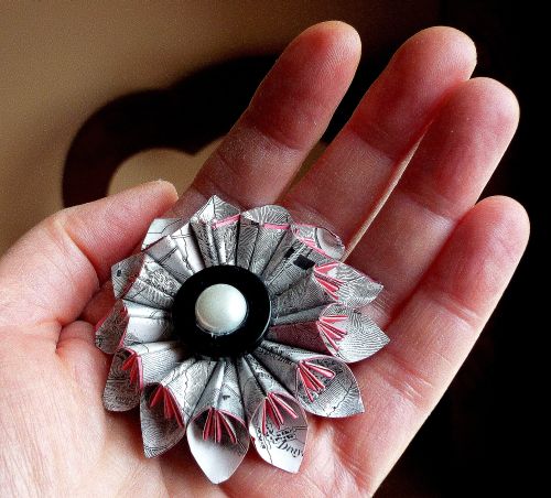 Origami_flower_brooch1.jpg